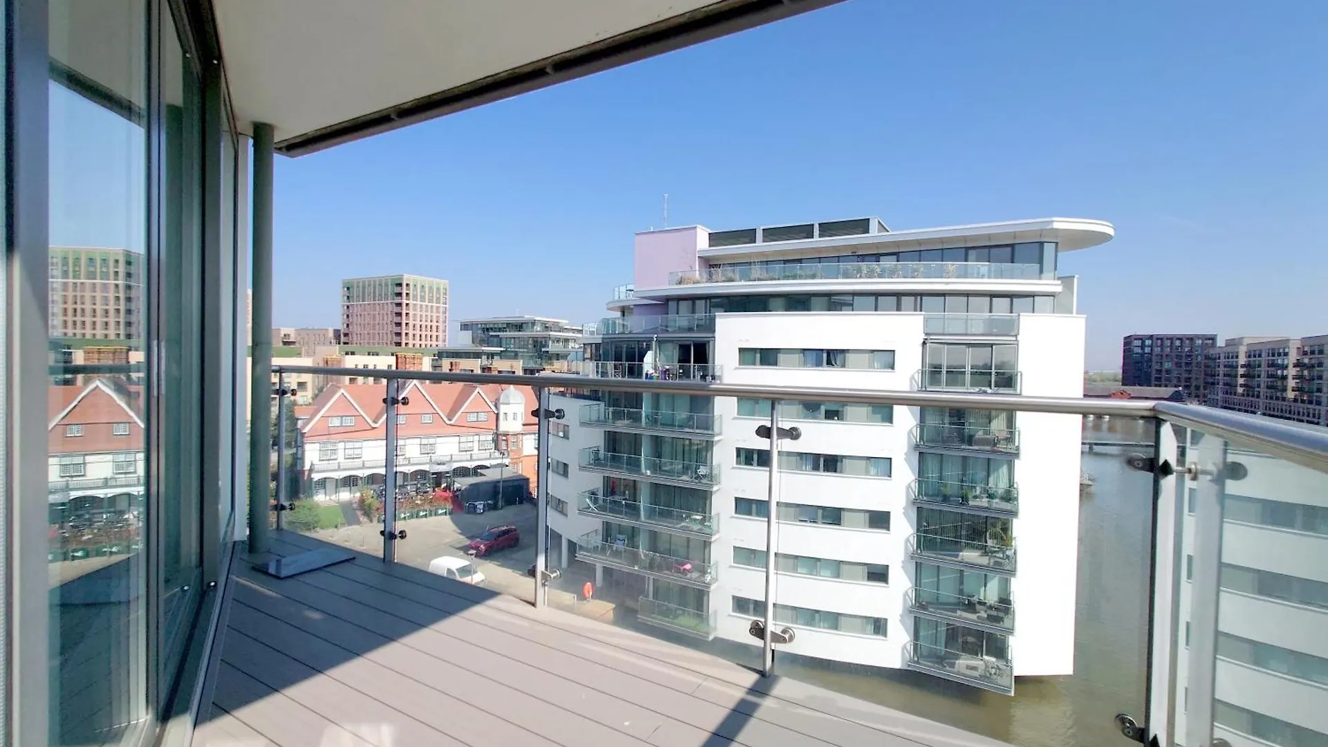 Serviced Two Bed Apartment London Docklands Beckton