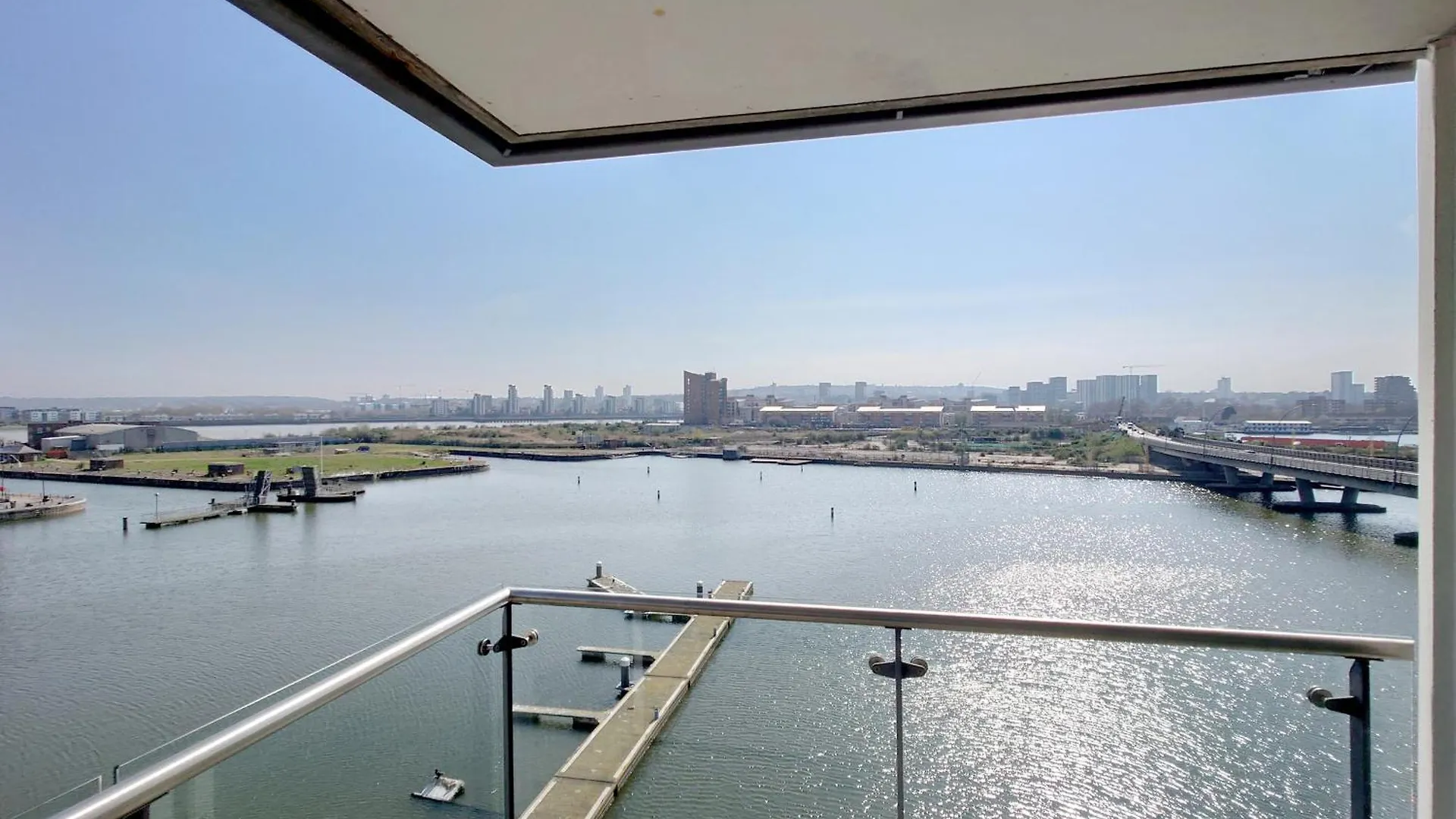 Serviced Two Bed Apartment London Docklands Beckton
